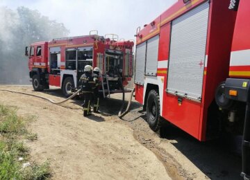 В Одесі спалахнула масштабна пожежа, з'їхалися рятувальники, фото: "протягом трьох годин ..."
