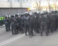 "Чорна армія" увійшла в центр Києва: починається Майдан, проти мітингувальників пустили газ