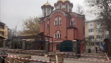 "Ніби відчинилися ворота у пекла": у Чернівцях біля трьох церков УПЦ МП почала розходитись земля, фото
