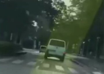 Выпал из салона и уснул: в Одессе пьяный водитель влетел в припаркованное авто, видео