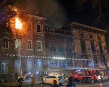 Сильный пожар охватил многоэтажный дом в центре Одессы: видео и подробности