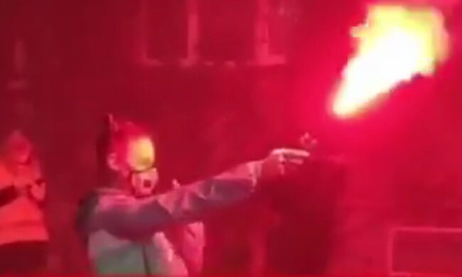 Масовий бунт під вікнами Зеленського рушив далі, все у вогні: нові кадри подій