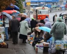 погода дождь люди украинцы пенсионеры торговля рынок