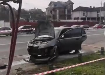В Киеве водитель протаранил остановку, прохожие бросились на спасение: первые подробности и кадры