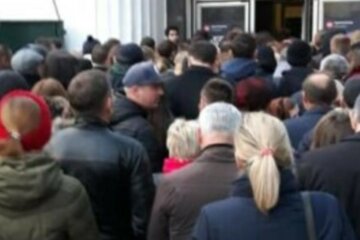 Пасажира в київському метро ледь не позбавили життя: дістав пістолет