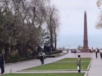 В Одессе авто без водителя прокатилось по Аллее Славы к вечному огню: видео происходящего