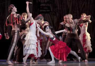 Киевский театр отметил юбилей легендарным балетом для взрослых (фото)