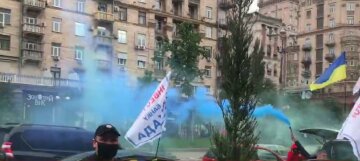 Толпа взбунтовалась под окнами Кличко, улица перекрыта и в дыму: кадры с места событий