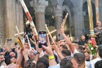 У Єрусалимі близько 6 тисяч людей стали свідками сходження Благодатного вогню у храмі Гробу Господнього