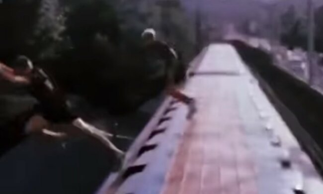 Підлітки бешкетують в київському метро, відео: "з даху вагонів у річку"