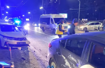 Потрійна ДТП на київській трасі, від удару авто розлетілися в різні боки: кадри аварії