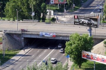 "Спасибо, что не изолента": киевлян напугал "уставший" мост после креативного ремонта, видео