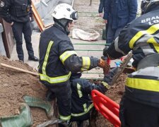 Кадри трагічної НП у Києві: рятувальники кинулися на допомогу, з під завалів дістали тіло