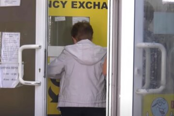 Українці скуповують долари: що зараз діється в обмінниках і як зміниться курс найближчими днями