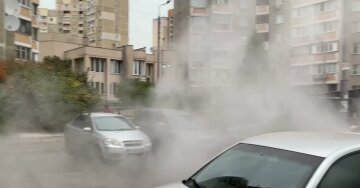 Техногенная катастрофа в Киеве: машины плавают в кипятке, кадры с места событий