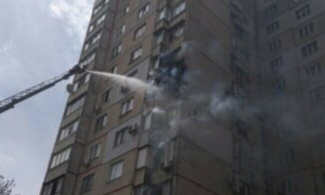 Почалася термінова евакуація: пожежа розгорілася в квартирі 16-поверхівки, з'явилися фото