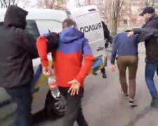 "Повалили женщину на землю и пинали ногами": в Одессе банда подростков нападает на людей, фото