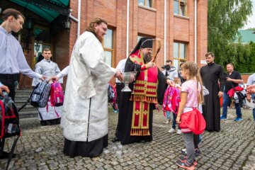 УПЦ провела молебень з нагоди початку навчального року та вручила сотням дітей "рюкзачки милосердя"