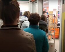 Огромный грызун напугал покупателей одесского супермаркета, видео: "Лежал между продуктами"