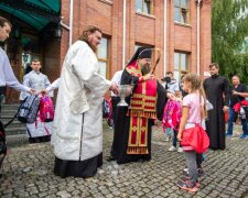 УПЦ провела молебен по случаю начала учебного года и вручила сотням детей "рюкзачки милосердия"