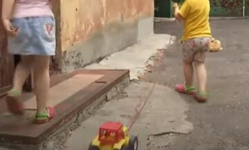 Діти розповіли про життя на прифронтовому Донбасі, відео: "Снаряди літають над головою"
