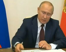 Ослабел в бункере: Путин насмешил, пытаясь повторить трюк Януковича с ручкой