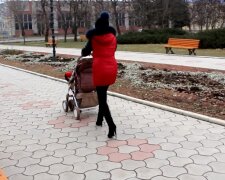 Мама з коляскою, фото: скріншот You Tube