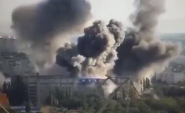 Ворог атакував два найбільші університети в Миколаєві: момент вибуху потрапив на відео
