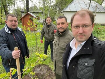Министр Руслан Стрелец с коллегами из Госэкоинспекции высадили молодые дубы возле дома, где когда-то жил Тарас Шевченко