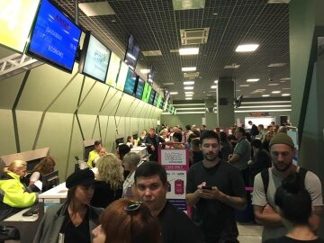 Справжнє пекло: в київському аеропорту тримають “в заручниках” пасажирів з дітьми, поліцію просять про допомогу