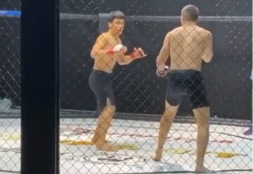 Боец MMA пошел на вопиющую хитрость ради нокаута соперника, видео: "Это оскорбление, извиняюсь"