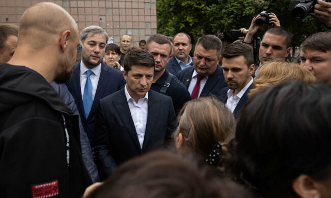 Зеленского окружила озверевшая толпа, началась страшная давка: «Дайте воздух!», видео ЧП