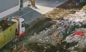 "Новострой с видом на горы мусора": в Одессе устроили свалку прямо под окнами домов, кадры