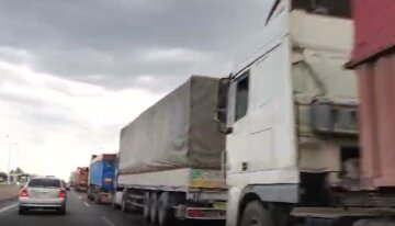 Открыл дверь и звал на помощь: на въезде в Одессу спасли водителя- дальнобойщика