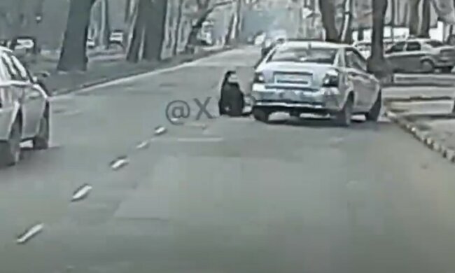 Прямо під колесами посковзнулася і впала: одеситка потрапила під машину, відео
