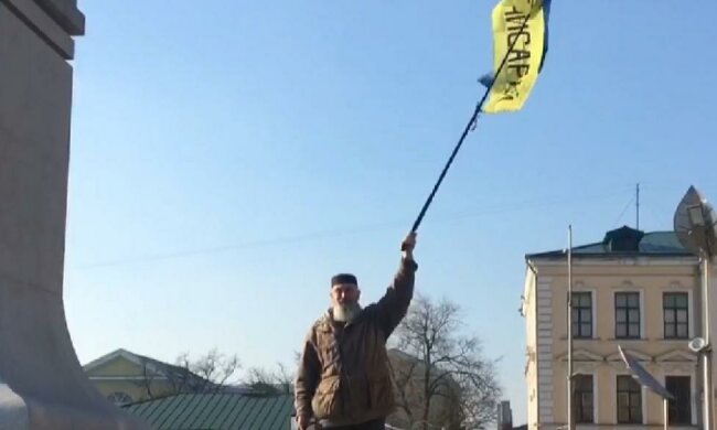 Пенсіонер з прапором України в центрі Харкова довів українців до сліз, відео: "шкода стареньких"
