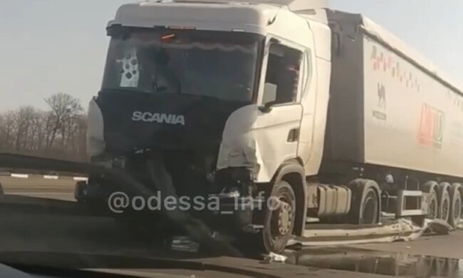 Руйнівна ДТП на трасі Київ-Одеса, наслідки аварії: "вантажівка напоролася на..."
