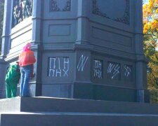 Київські вандали прикрасили пам’ятник Володимиру свастиками (фото)