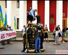Активисты увековечили мэра Одессы (фото)