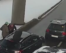 У Києві водії влаштували побоїще прямо на мосту: бійка потрапила на відео