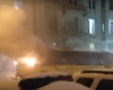 Трамвай с пассажирами вспыхнул в центре Львова, люди тушили огонь снегом: кадры с места ЧП