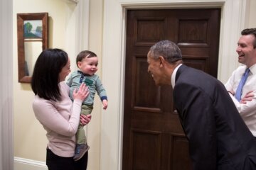 обама приветствует малотенего сына пресс-секретаря Белого дома