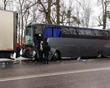 Жуткая ДТП на украинской трассе: столкнулись грузовики с пассажирским автобусом, кадры масштабной аварии