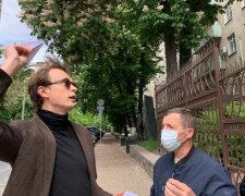 Политолог Давыдюк устроил одиночный протест возле посольства Беларуси в Киеве