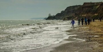 Тело человека обнаружили на пляже в Одессе, кадры: прибило волнами к берегу