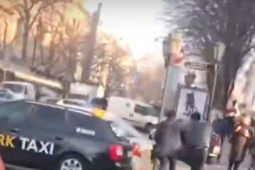 Таксисты устроили драку в центре Одессы: бойня попала на видео