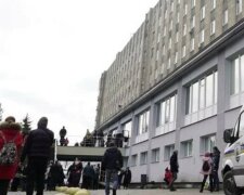 ЧП во Львовской больнице: сотни людей оказались на улице, кадры