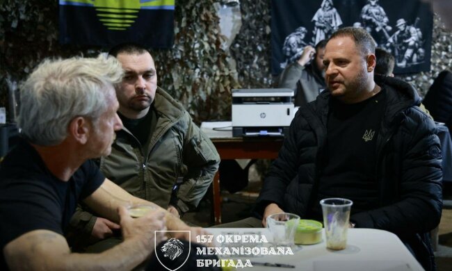 Замість церемонії "Оскар" передові позиції ЗСУ: актор Шон Пенн та Андрій Єрмак  зустрілися з військовослужбовцями 157-ї ОМБр