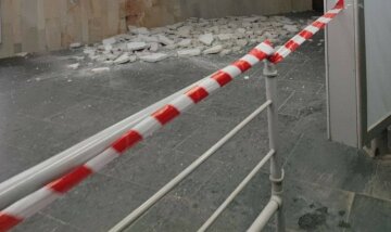 В харьковском метро рухнул потолок, вход перекрыт: детали с места ЧП