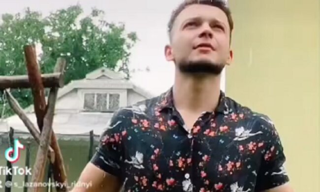Переможець "Голос країни" Лазановський зворушив українок трепетним відео: "Поцілуй мене"